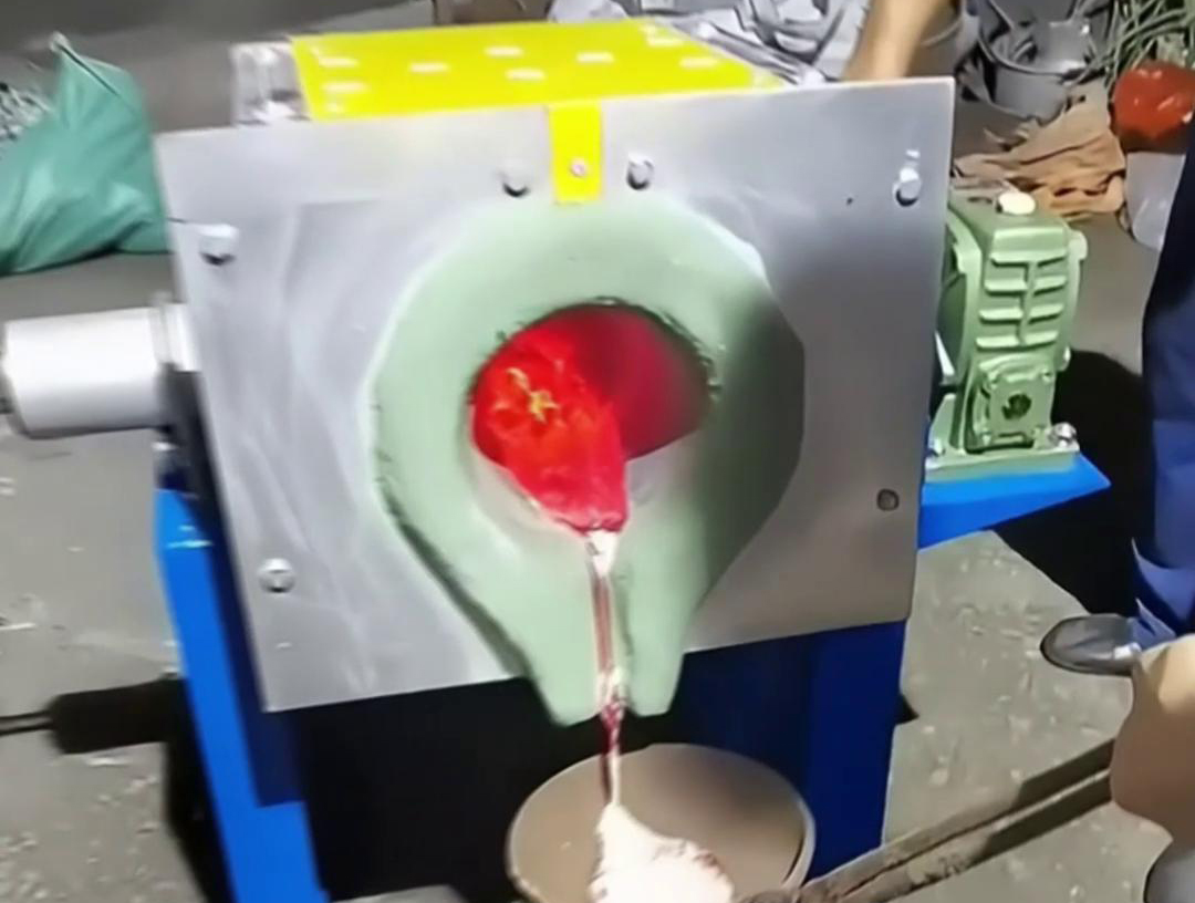 中頻熔鋁爐具有多種優(yōu)點(diǎn)，如體積小、重量輕、效率高、耗電少