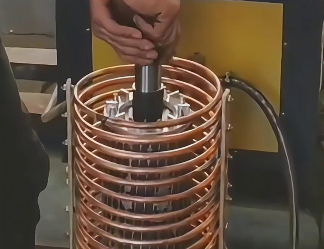 利用高頻電源控制電流對轉子進行快速加熱，使其膨脹，然后將其裝配到定子中