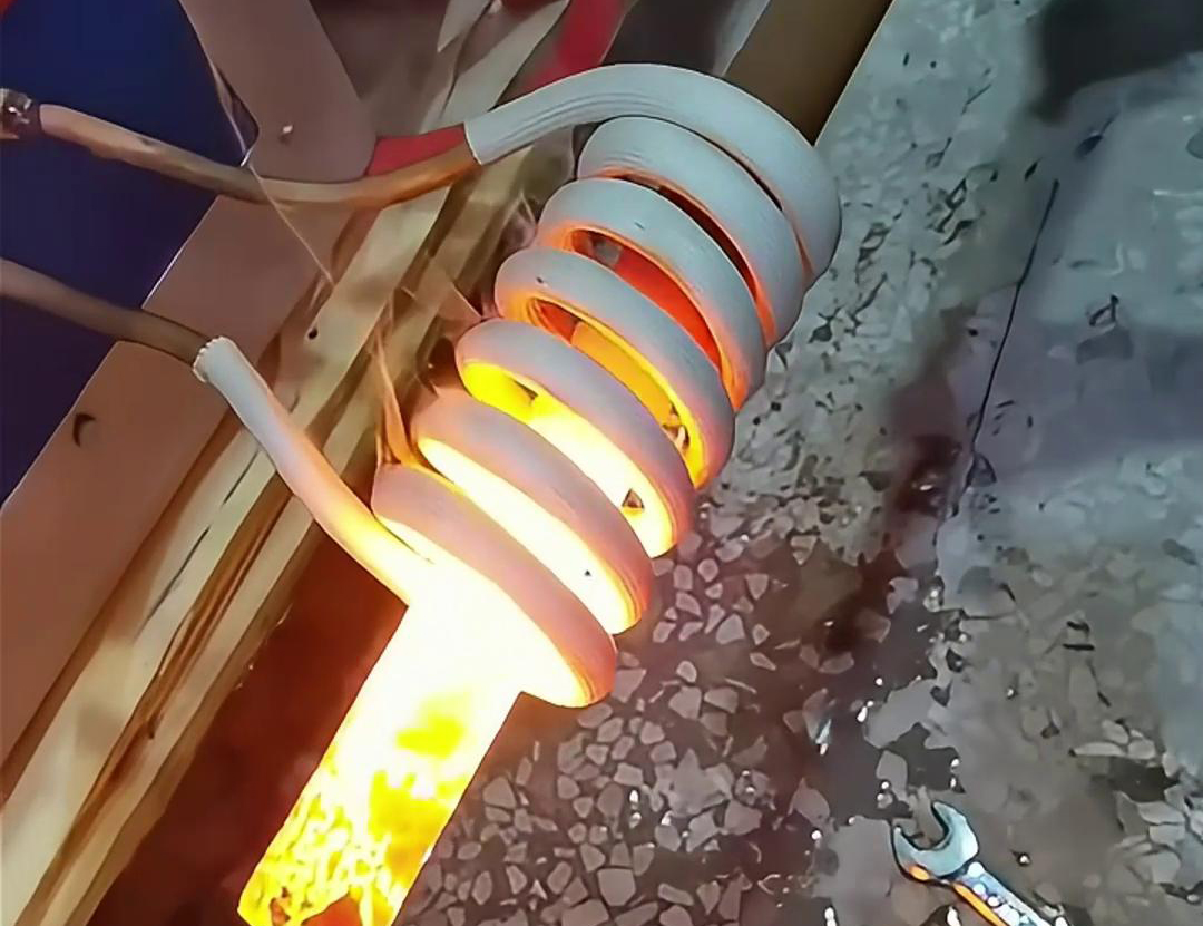 鐵棒的高頻加熱具有效率高、速度快、操作簡單等優(yōu)點(diǎn)，廣泛應(yīng)用于金屬材料加工